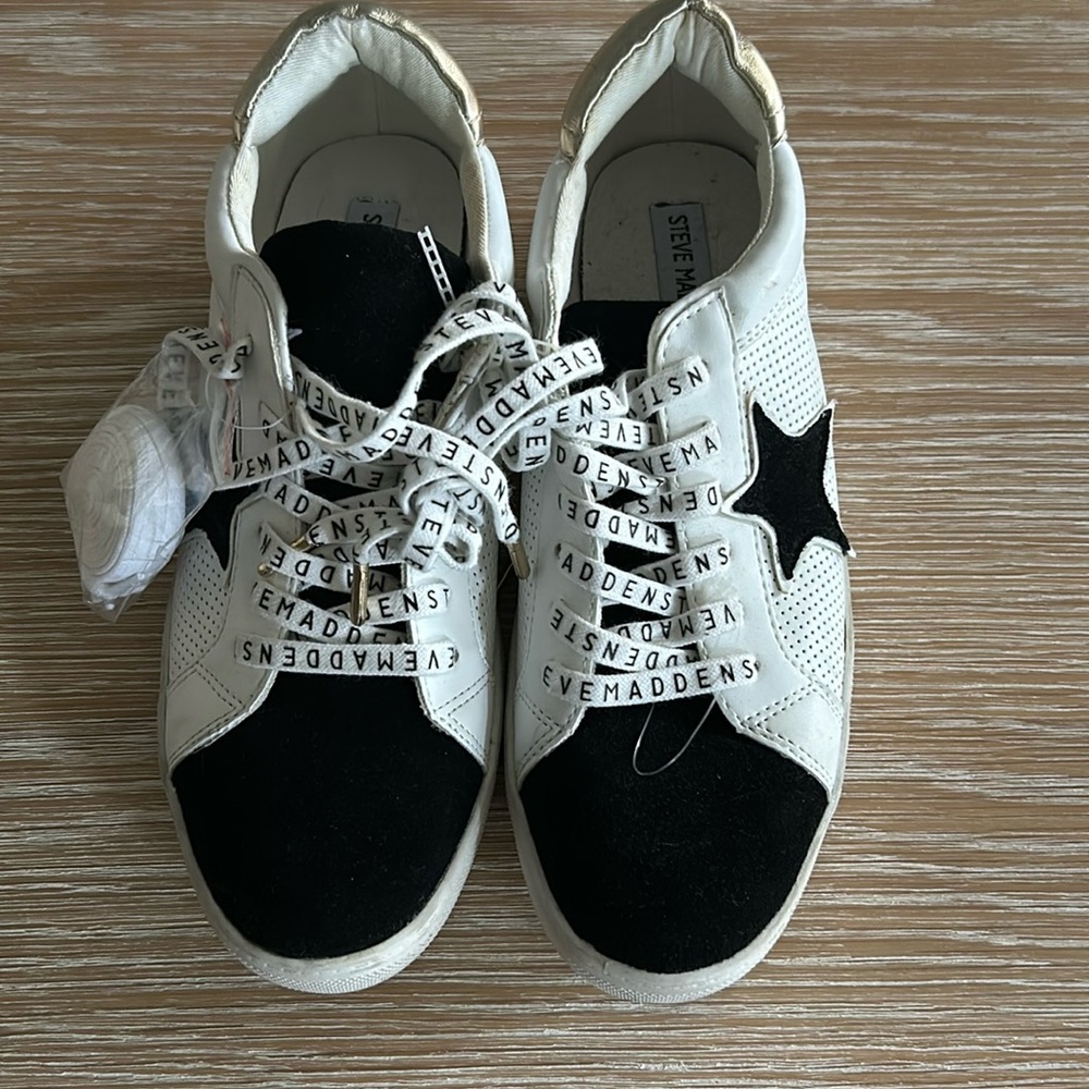 NWOT Steve Madden Sneakers
